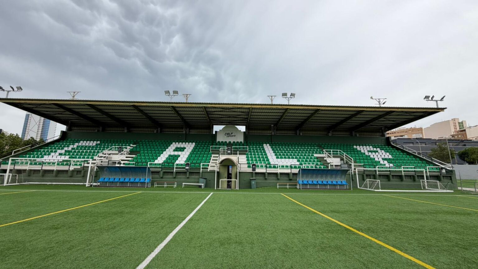 Grada verde y blanca del proyecto de Calp