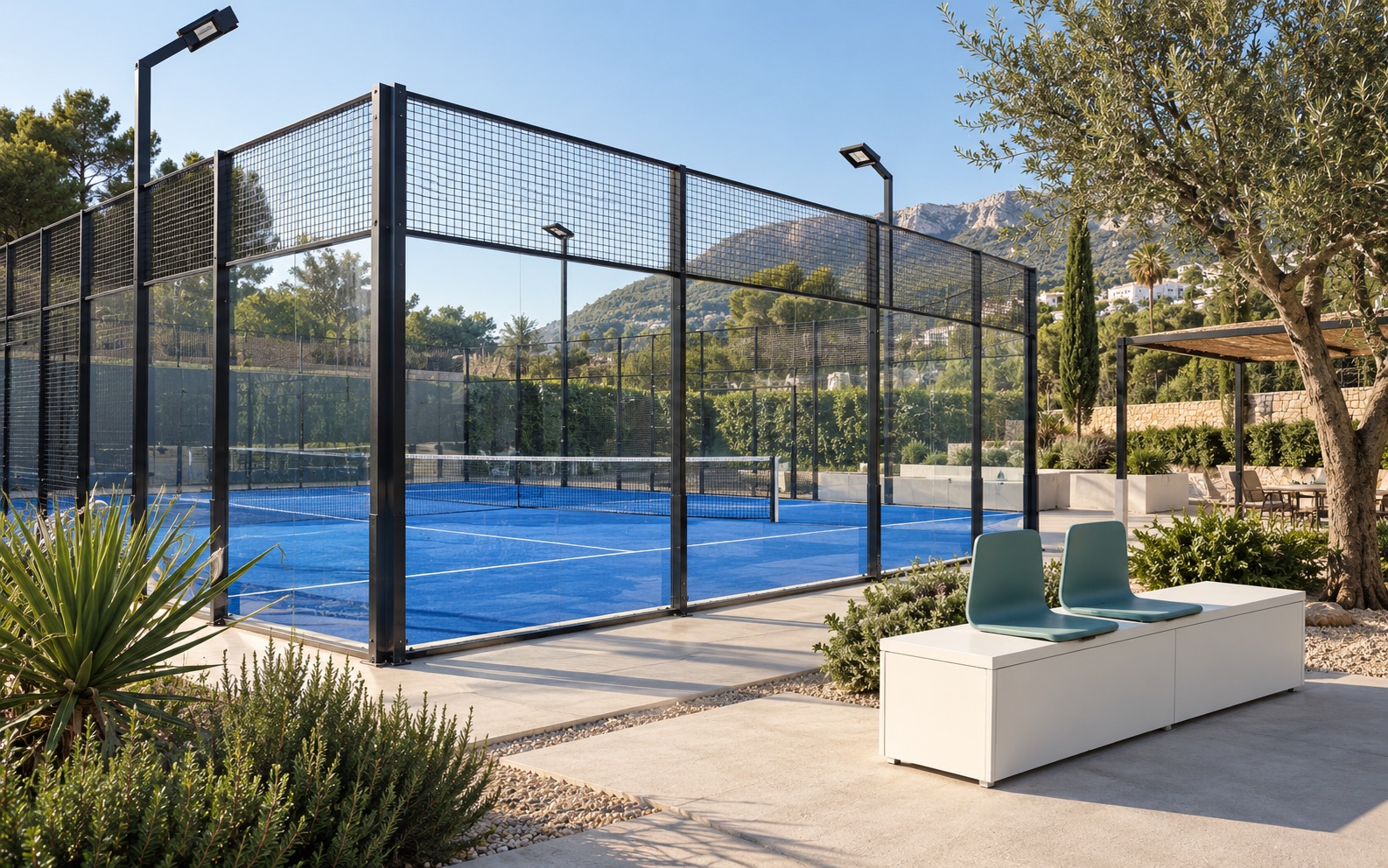 Visualización de un club de pádel con zona de descanso junto a la pista
